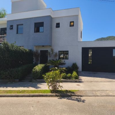 Sobrado Residencial com 200m², 3 quartos, 3 suítes, 2 garagens, no bairro Cachoeira Do Bom Jesus em Florianópolis
