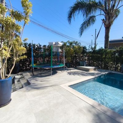 Sobrado Residencial com 200m², 3 quartos, 3 suítes, 2 garagens, no bairro Cachoeira Do Bom Jesus em Florianópolis