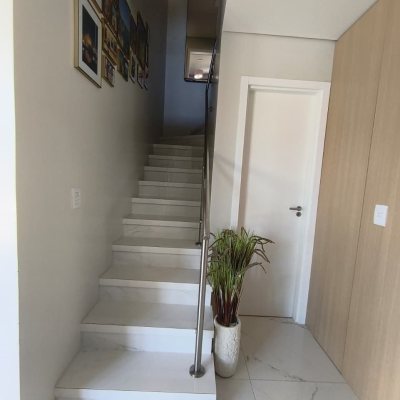 Sobrado Residencial com 200m², 3 quartos, 3 suítes, 2 garagens, no bairro Cachoeira Do Bom Jesus em Florianópolis