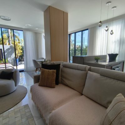 Sobrado Residencial com 200m², 3 quartos, 3 suítes, 2 garagens, no bairro Cachoeira Do Bom Jesus em Florianópolis