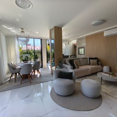 Sobrado Residencial com 200m², 3 quartos, 3 suítes, 2 garagens, no bairro Cachoeira Do Bom Jesus em Florianópolis