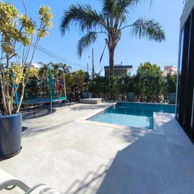 Sobrado Residencial com 200m², 3 quartos, 3 suítes, 2 garagens, no bairro Cachoeira Do Bom Jesus em Florianópolis