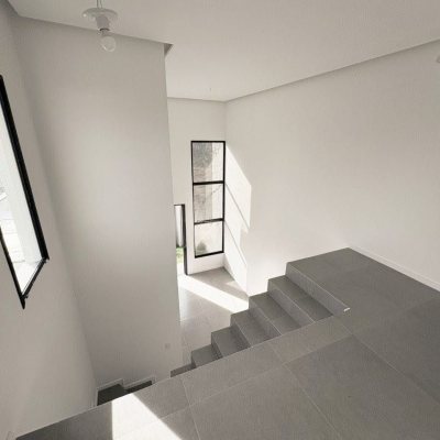 Casa Residencial com 131m², 3 quartos, 1 suíte, 2 garagens, no bairro Carianos em Florianópolis