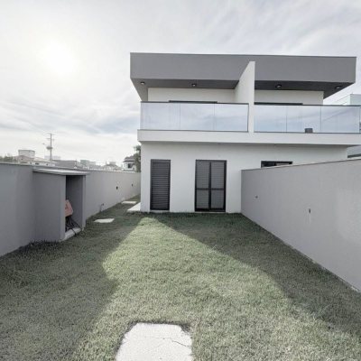 Casa Residencial com 131m², 3 quartos, 1 suíte, 2 garagens, no bairro Carianos em Florianópolis