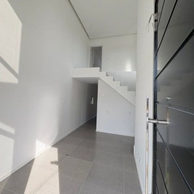Casa Residencial com 131m², 3 quartos, 1 suíte, 2 garagens, no bairro Carianos em Florianópolis
