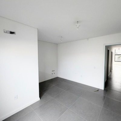 Casa Residencial com 131m², 3 quartos, 1 suíte, 2 garagens, no bairro Carianos em Florianópolis