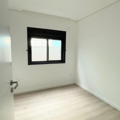 Casa Residencial com 131m², 3 quartos, 1 suíte, 2 garagens, no bairro Carianos em Florianópolis