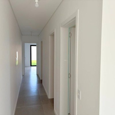 Casa Residencial com 131m², 3 quartos, 1 suíte, 2 garagens, no bairro Carianos em Florianópolis