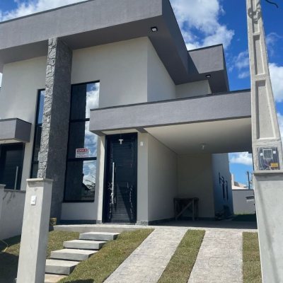 Casa Residencial com 131m², 3 quartos, 1 suíte, 2 garagens, no bairro Carianos em Florianópolis