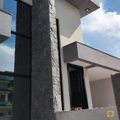 Casa Residencial com 131m², 3 quartos, 1 suíte, 2 garagens, no bairro Carianos em Florianópolis