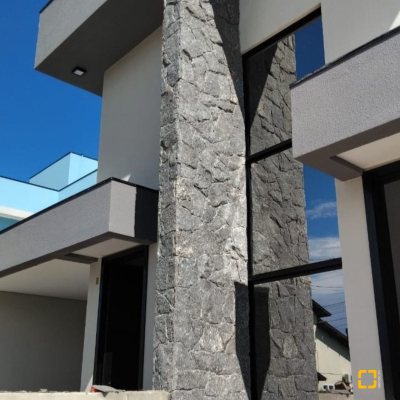 Casa Residencial com 131m², 3 quartos, 1 suíte, 2 garagens, no bairro Carianos em Florianópolis