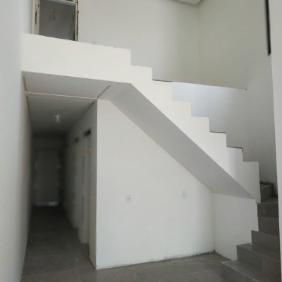 Casa Residencial com 131m², 3 quartos, 1 suíte, 2 garagens, no bairro Carianos em Florianópolis