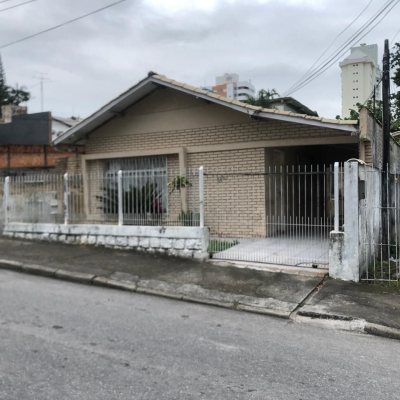 Casa Residencial com 120m², 2 quartos, 1 garagem, no bairro Estreito em Florianópolis