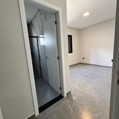 Casa Residencial com 91m², 2 quartos, 1 suíte, 2 garagens, no bairro São João Do Rio Vermelho em Florianópolis