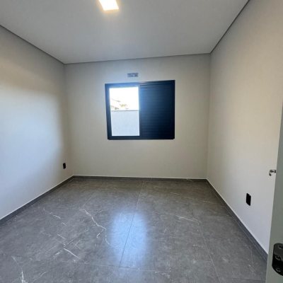 Casa Residencial com 91m², 2 quartos, 1 suíte, 2 garagens, no bairro São João Do Rio Vermelho em Florianópolis