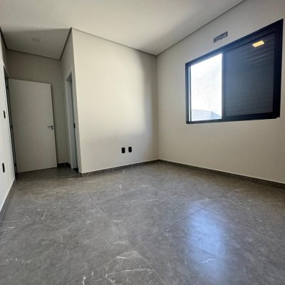 Casa Residencial com 91m², 2 quartos, 1 suíte, 2 garagens, no bairro São João Do Rio Vermelho em Florianópolis