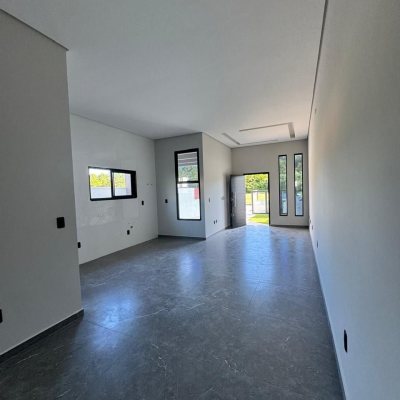 Casa Residencial com 91m², 2 quartos, 1 suíte, 2 garagens, no bairro São João Do Rio Vermelho em Florianópolis