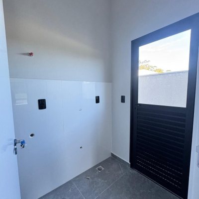 Casa Residencial com 91m², 2 quartos, 1 suíte, 2 garagens, no bairro São João Do Rio Vermelho em Florianópolis