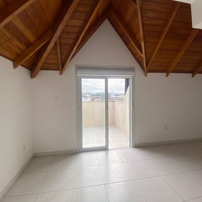 Cobertura com 97m², 3 quartos, 3 suítes, 2 garagens, no bairro Capoeiras em Florianópolis