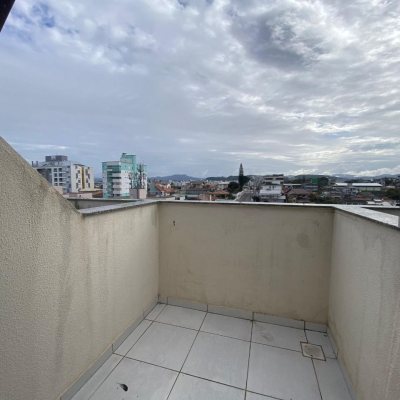 Cobertura com 97m², 3 quartos, 3 suítes, 2 garagens, no bairro Capoeiras em Florianópolis
