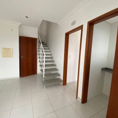 Cobertura com 97m², 3 quartos, 3 suítes, 2 garagens, no bairro Capoeiras em Florianópolis