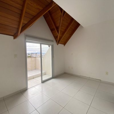 Cobertura com 97m², 3 quartos, 3 suítes, 2 garagens, no bairro Capoeiras em Florianópolis