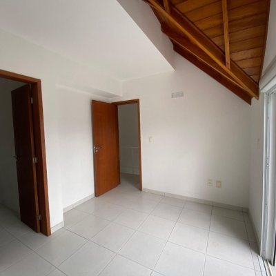 Cobertura com 97m², 3 quartos, 3 suítes, 2 garagens, no bairro Capoeiras em Florianópolis