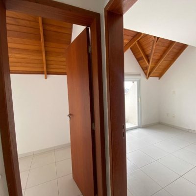 Cobertura com 97m², 3 quartos, 3 suítes, 2 garagens, no bairro Capoeiras em Florianópolis