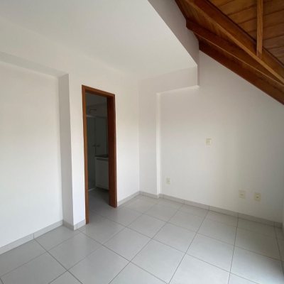 Cobertura com 99m², 3 quartos, 3 suítes, 2 garagens, no bairro Capoeiras em Florianópolis