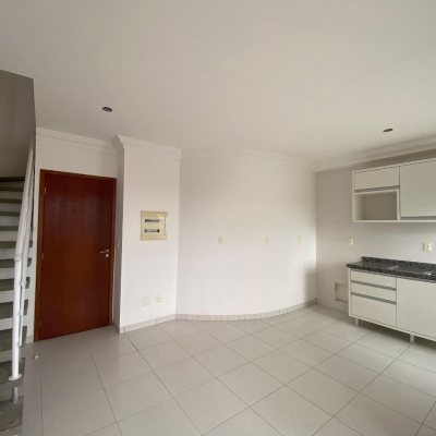 Cobertura com 97m², 3 quartos, 3 suítes, 2 garagens, no bairro Capoeiras em Florianópolis