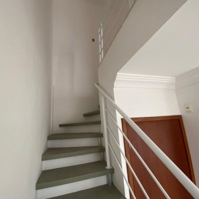 Cobertura com 97m², 3 quartos, 3 suítes, 2 garagens, no bairro Capoeiras em Florianópolis