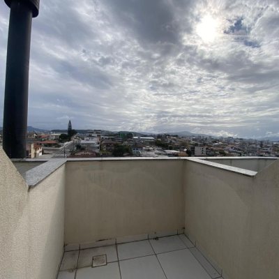 Cobertura com 97m², 3 quartos, 3 suítes, 2 garagens, no bairro Capoeiras em Florianópolis