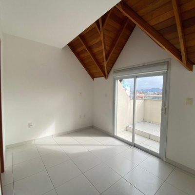 Cobertura com 97m², 3 quartos, 3 suítes, 2 garagens, no bairro Capoeiras em Florianópolis