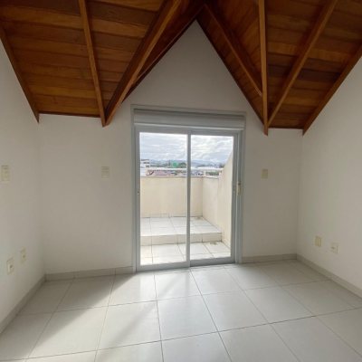 Cobertura com 97m², 3 quartos, 3 suítes, 2 garagens, no bairro Capoeiras em Florianópolis