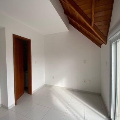 Cobertura com 97m², 3 quartos, 3 suítes, 2 garagens, no bairro Capoeiras em Florianópolis