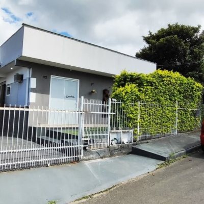 Casa Residencial com 311m², 3 quartos, 1 suíte, 3 garagens, no bairro Serraria em São José