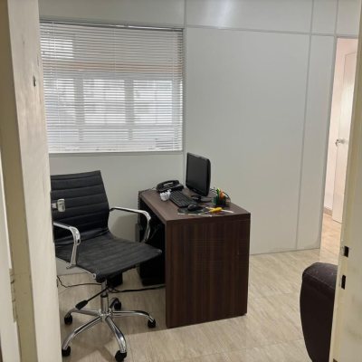 Sala com 32m², no bairro Centro em Florianópolis