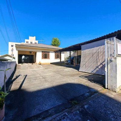 Casa Residencial com 119m², 6 quartos, 6 garagens, no bairro Praia Comprida em São José