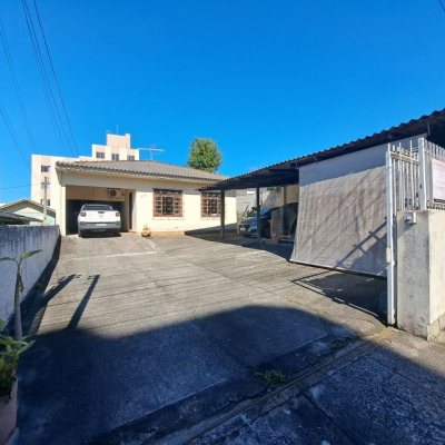 Casa Residencial com 119m², 6 quartos, 6 garagens, no bairro Praia Comprida em São José
