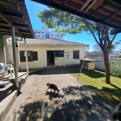 Casa Residencial com 119m², 6 quartos, 6 garagens, no bairro Praia Comprida em São José