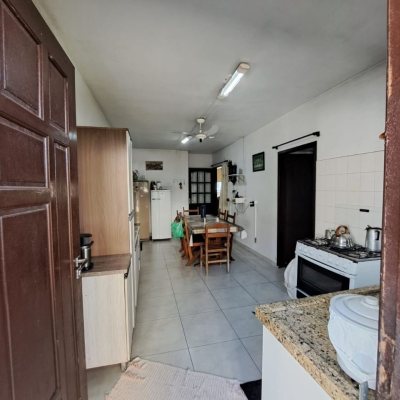 Casa Residencial com 119m², 6 quartos, 6 garagens, no bairro Praia Comprida em São José
