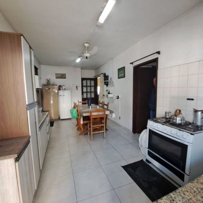 Casa Residencial com 119m², 6 quartos, 6 garagens, no bairro Praia Comprida em São José