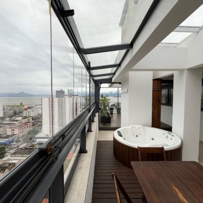 Cobertura com 140m², 3 quartos, 1 suíte, 2 garagens, no bairro Kobrasol em São José