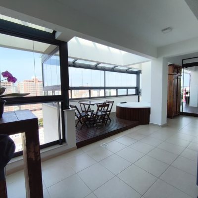 Cobertura com 140m², 3 quartos, 1 suíte, 2 garagens, no bairro Kobrasol em São José