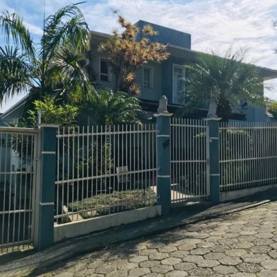 Casa Residencial com 257m², 4 quartos, 2 suítes, 4 garagens, no bairro João Paulo em Florianópolis