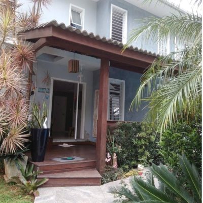 Casa Residencial com 257m², 4 quartos, 2 suítes, 4 garagens, no bairro João Paulo em Florianópolis