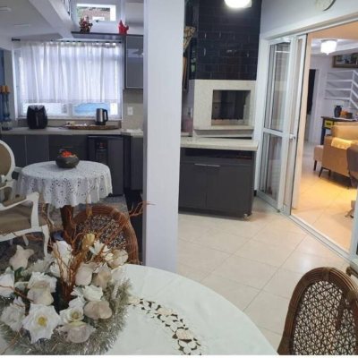 Casa Residencial com 257m², 4 quartos, 2 suítes, 4 garagens, no bairro João Paulo em Florianópolis