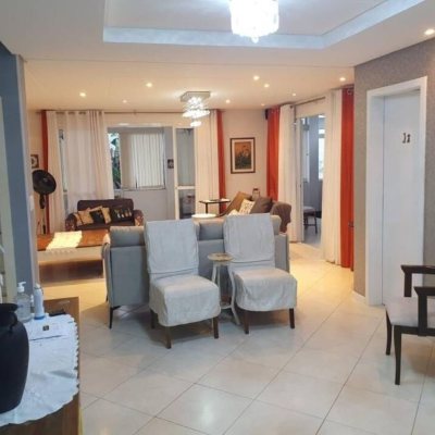 Casa Residencial com 257m², 4 quartos, 2 suítes, 4 garagens, no bairro João Paulo em Florianópolis