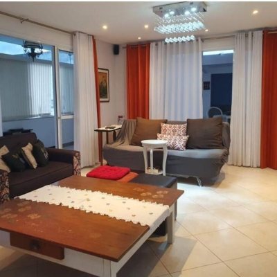 Casa Residencial com 257m², 4 quartos, 2 suítes, 4 garagens, no bairro João Paulo em Florianópolis