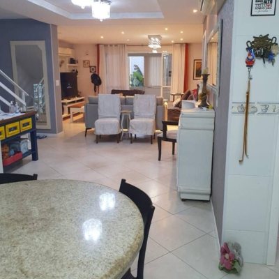 Casa Residencial com 257m², 4 quartos, 2 suítes, 4 garagens, no bairro João Paulo em Florianópolis